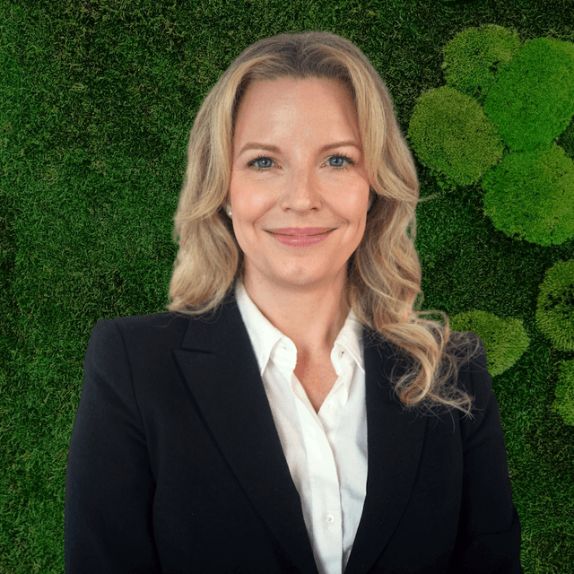 April Rieger Headshot